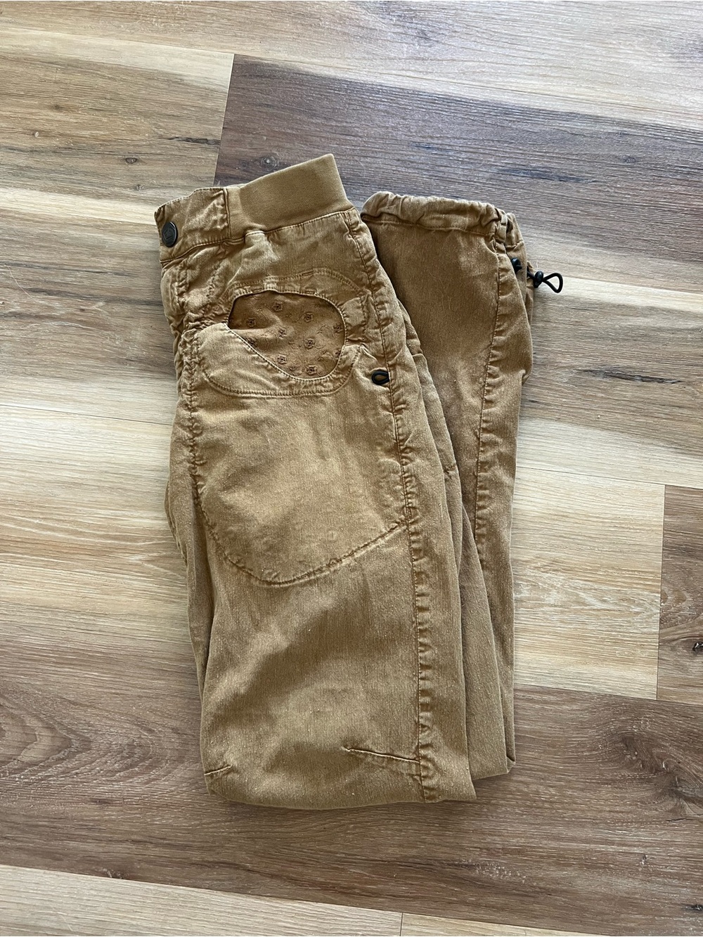 E9 Women’s Climbing Pant, made in Italy. Organic linen.